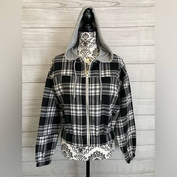 New Look Tops - NEW LOOK | NWT Women’s Plaid Cropped Zip Up Hoodie